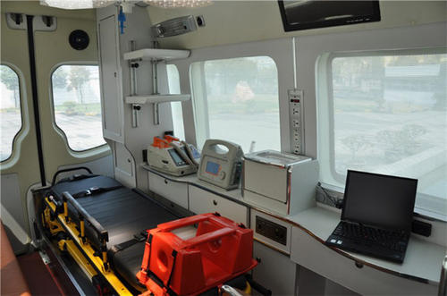 安仁县救护车内部